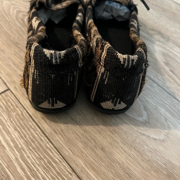 Minnetonka Aztec Print Black & Brown Moccasins 6.5 - Picture 4 of 10
